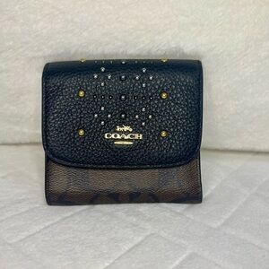 COACH BROWN SIGNATURE C AND BLACK LEATHER MULTI METAL RIVET TRIFOLD WALLET EUC